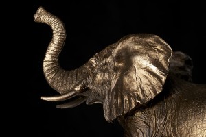 Lampa stojąca Sabi Elstead Lighting 1x40W E27 Tworzywo Brązowy - zbliżenie detalu figurki słonia na cokole lampy.