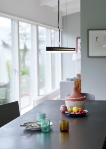Lampa Wisząca Nordlux LED Aluminium Czarny nad stołem w jadalni.