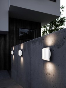Lampa Ścienna Nordlux LED Aluminium Biały zamontowana na betonowej ścianie.