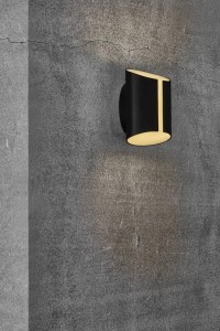 Lampa Ścienna Nordlux LED Aluminium Czarny na tle betonowej ściany.