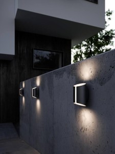 Lampa Ścienna Nordlux LED Aluminium Czarny zamontowana na betonowej ścianie budynku.