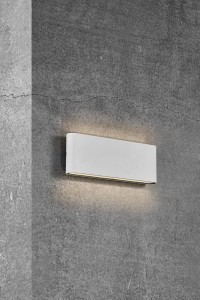 Lampa Ścienna Nordlux LED Aluminium Biały na tle betonowej ściany.