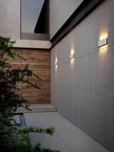 Lampa Ścienna Nordlux LED Aluminium Biały zamontowana na zewnętrznej ścianie budynku.