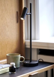 Lampa Stołowa Nordlux LED Metal Czarny na biurku.
