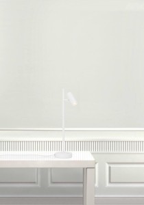 Lampa Stołowa Nordlux LED Metal Biały na eleganckim biurku w jasnym wnętrzu.