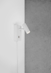 Lampa ścienna Kinkiet Nordlux LED Metal Biały na tle betonowej ściany.