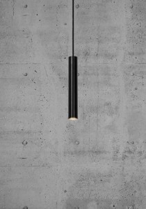 Lampa Wisząca Nordlux LED Metal Czarny na tle betonowej ściany.