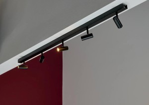 Lampa Sufitowa Spot Nordlux LED Metal Czarny zamocowana na suficie.