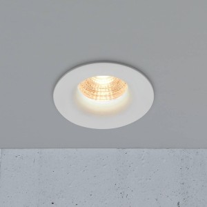 Lampa Sufitowa Spot Nordlux LED Plastik Biały zamontowana na suficie.