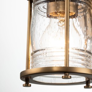 Lampa ścienna kinkiet Ashland Bay Elstead Lighting z naturalnym mosiądzem i szkłem z bąbelkami powietrza.
