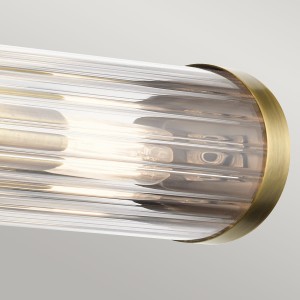 Lampa ścienna kinkiet Azores Elstead Lighting z żebrowanym szkłem i naturalnym mosiądzem.