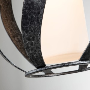Lampa ścienna kinkiet Blacksmith Elstead Lighting z opalowym szkłem i postarzaną czernią.