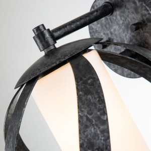 Lampa ścienna kinkiet Blacksmith Elstead Lighting z opalowym szkłem.