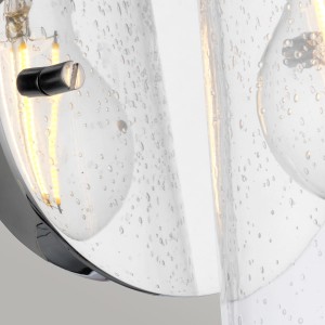 Lampa ścienna kinkiet Braelyn Elstead Lighting z polerowanego chromu i szkła z bąbelkami powietrza.