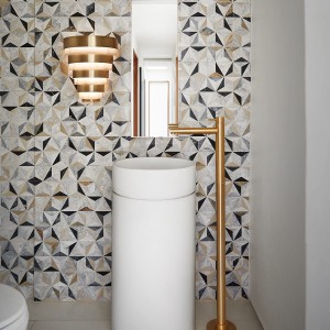 Lampa ścienna kinkiet Echelon Elstead Lighting w eleganckiej łazience.