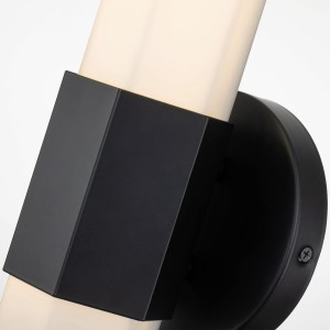 Lampa ścienna kinkiet Facet Elstead Lighting z matowej czerni i trawionego szkła opalowego.
