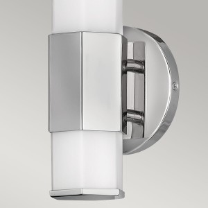 Lampa ścienna kinkiet Facet Elstead Lighting z polerowanego chromu, opalowe szkło trawione.
