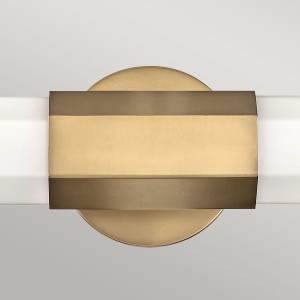 Lampa ścienna kinkiet Facet Elstead Lighting z opalowym szkłem i staro mosiężnym wykończeniem.