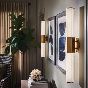 Lampa ścienna kinkiet Facet Elstead Lighting w kolorze starego mosiądzu z trawionym szkłem opalowym.