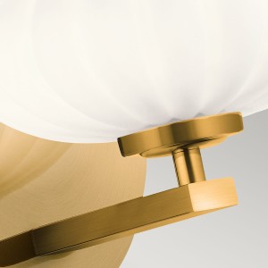 Lampa ścienna kinkiet Pim Elstead Lighting z opalowym szklanym kloszem i złotym wykończeniem.