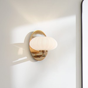 Lampa ścienna kinkiet Pim Elstead Lighting ze złotym wykończeniem i opalowym kloszem.