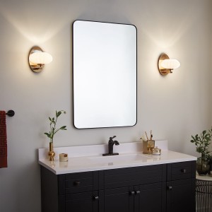 Lampa ścienna kinkiet Pim Elstead Lighting nad lustrem w nowoczesnej łazience.