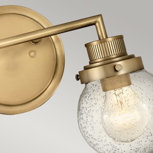 Lampa ścienna kinkiet Poppy Elstead Lighting ze starym mosiężnym wykończeniem i kloszem ze szkła z bąbelkami powietrza.