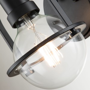 Lampa ścienna kinkiet Somerset Elstead Lighting z opalowym szkłem i czarną stalową ramą.