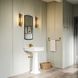 Lampa ścienna kinkiet Wellington Elstead Lighting stal i szkło żebrowane w łazience.