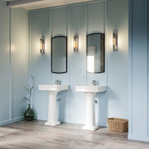 Lampa ścienna kinkiet Wellington Elstead Lighting 1xE27 60W Stal, Szkło żebrowane Polerowany chrom zamontowana na ścianie w łazience.