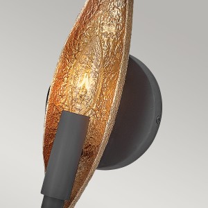 Lampa ścienna kinkiet Willow Elstead Lighting 1xE14 40W z karbowaną czarną podstawą i złotą obudową.
