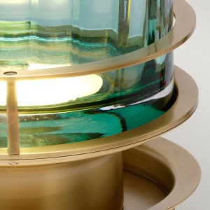 Lampa stołowa Arno Elstead Lighting z pryzmatycznym szkłem w kolorze starego mosiądzu.