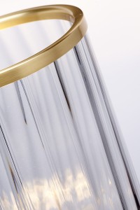 Lampa stołowa Arno Elstead Lighting z pryzmatycznym szkłem i wykończeniem w starym mosiądzu