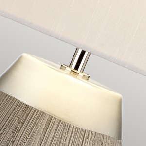 Lampa stołowa Harrow Elstead Lighting srebrna z ceramiki, stali i sztucznego jedwabiu.