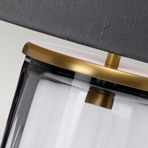 Lampa stołowa Reno Elstead Lighting ze szklanym pryzmatycznym korpusem i abażurem ze sztucznego jedwabiu.