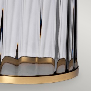 Lampa stołowa Reno Elstead Lighting ze szkłem pryzmatycznym i starym mosiądzem.