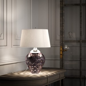 Lampa stołowa Samara Elstead Lighting 1xE27 60W z polerowanego niklu na biurku w eleganckim wnętrzu.