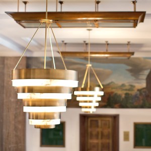 Lampa wisząca Echelon Elstead Lighting 8xE14 40W Stal, Sztuczny alabaster Stary mosiądz w eleganckim wnętrzu.