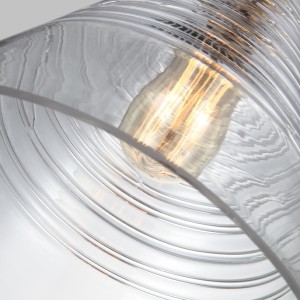 Lampa wisząca Elmore Elstead Lighting z żarówką E27 i szklanym kloszem.