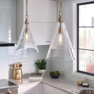 Dwie lampy wiszące Elmore Elstead Lighting w kuchni.