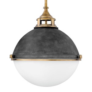 Lampa wisząca Fletcher Elstead Lighting 3xE27 60W z trawionym szkłem opalowym w kolorze starego cynku/mosiądzu.