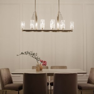 Lampa wisząca/żyrandol Kimrose Elstead Lighting nad stołem w jadalni.