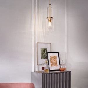 Lampa wisząca Kimrose Elstead Lighting 1xE27 60W na tle ściany z obrazami.