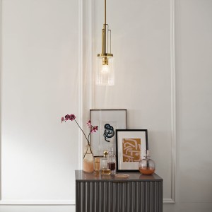 Lampa wisząca Kimrose Elstead Lighting nad nowoczesnym stolikiem z ozdobami