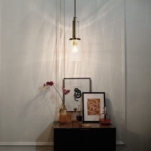 Lampa wisząca Kimrose Elstead Lighting 1xE27 60W Stal, Szkło żebrowane Szczotkowany naturalny mosiądz nad komodą z dekoracjami.