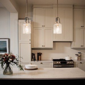 Lampa wisząca Kitner Elstead Lighting 1xE27 60W w kuchni, stal naturalny mosiądz, szkło z bąbelkami powietrza.