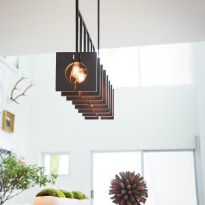 Lampa wisząca Ludlow Elstead Lighting 8xE27 60W Stal Grafit w nowoczesnym wnętrzu.