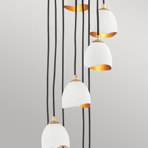 Lampa wisząca Nula Elstead Lighting z białymi kloszami i złotym wnętrzem.