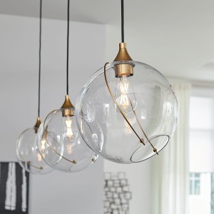 Lampa wisząca Skye Elstead Lighting 1xE27 60W Stal, Szkło Stary mosiądz w nowoczesnym wnętrzu.