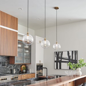 Lampa wisząca Skye Elstead Lighting 1xE27 60W Stal, Szkło Stary mosiądz w nowoczesnej kuchni.